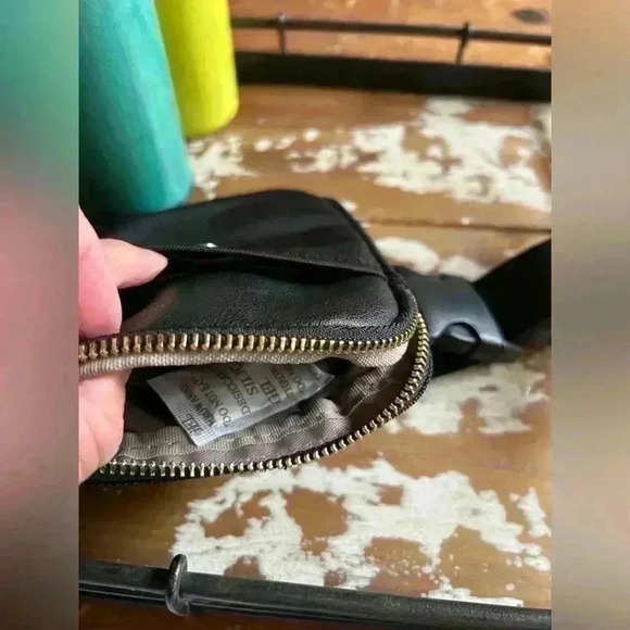 Tutilo New York crossbody adjustable belt bag, black bag, NWT, 2 big pockets - Picture 6 of 10